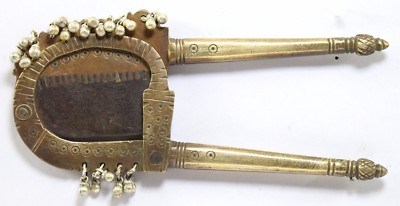 Selten Indisch Vintage Solid Messing Areca Nut Schneider Geläute Silber Glocken.