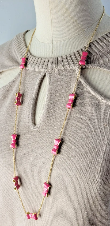 Adorable collar de cadena chapado en oro con lazo esmaltado rosa oscuro Kate Spade 32" Foto 4 de 4