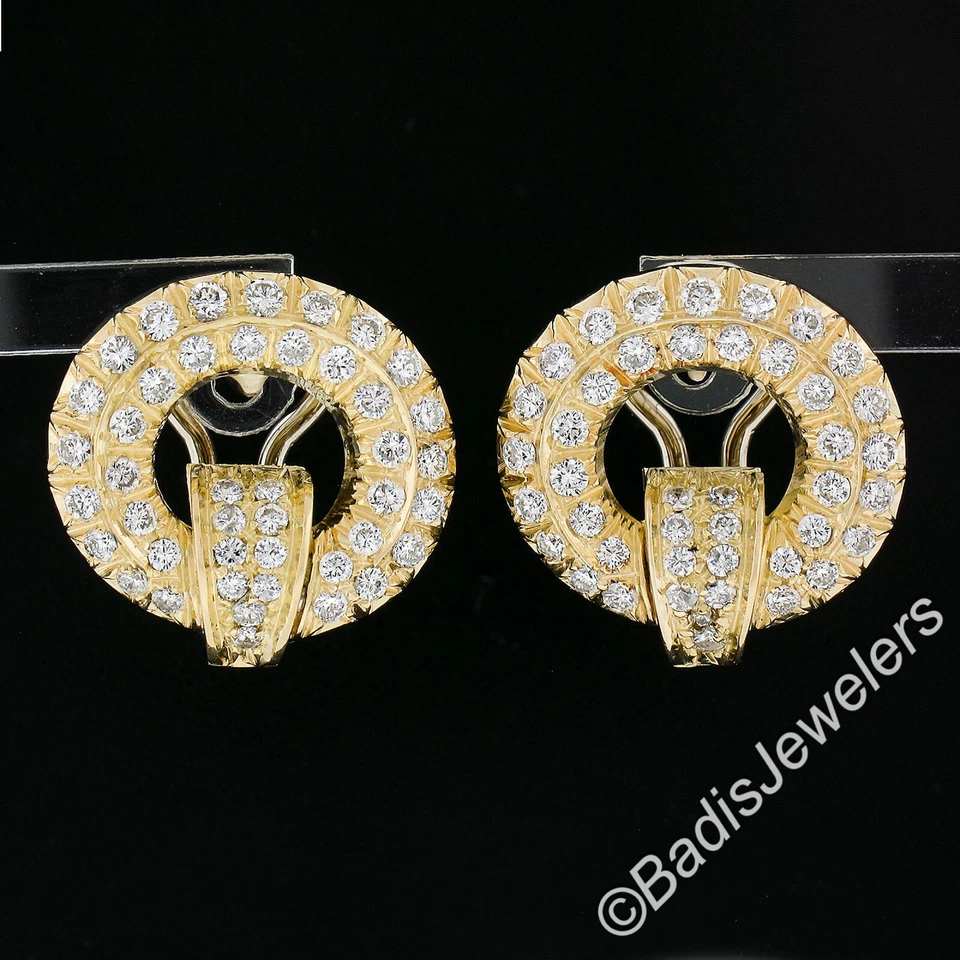 Elegantes aretes Omega redondos abiertos de diamantes en conjunto pavé de 1,60 quilates de oro amarillo de 18 quilates Foto 2 de 4