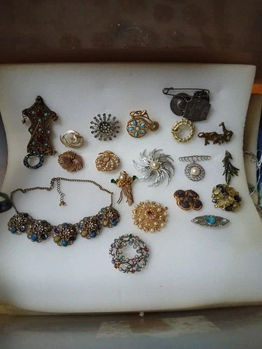 Vintage costume jewelry bulk lot (18)  Misc  Pins,brooches 1 Necklace ,unique