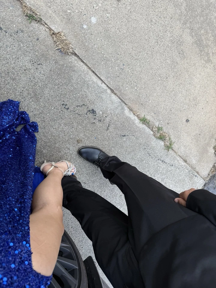 Vestido largo formal de graduación azul real para mujer, con abertura y elástico. Foto 4 de 4