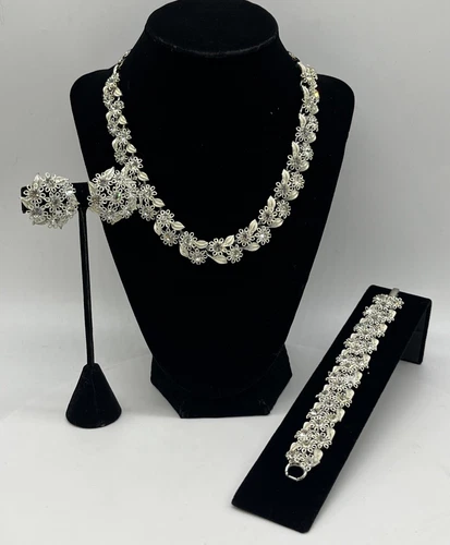 Vintage Signed LISNER White Floral 3 Piece Set Earrings Bracelet Necklace