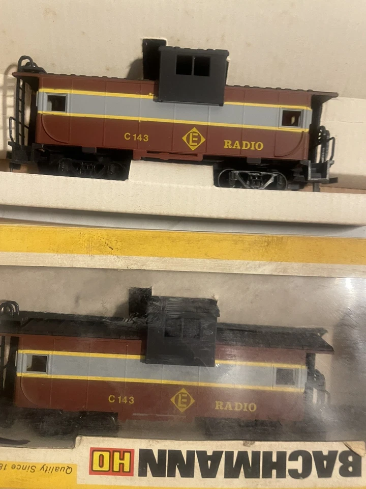 HO Scale Bachmann Lot of 4 cabooses Erie Lackawanna and Reading Lines - Image 3 of 4