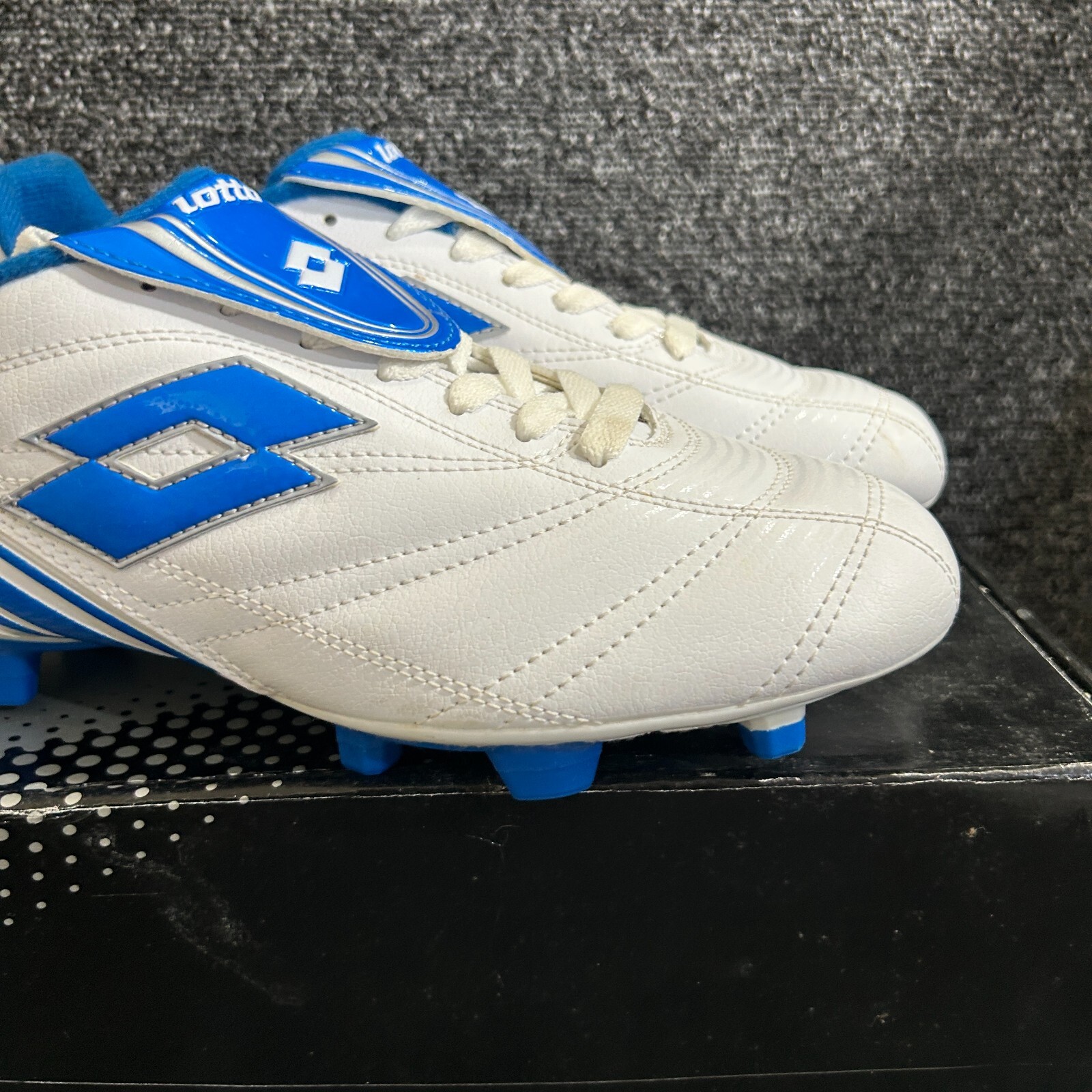 Lotto Stadio Azzurri Scarpe Calcio Uomo UK 7 5 EU 41 FG Bianco Blu Classiche Nuove con etichette