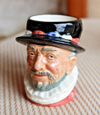 Vintage Royal Doulton Beefeater Toby Krug klein 3,25x3,25x2,75''