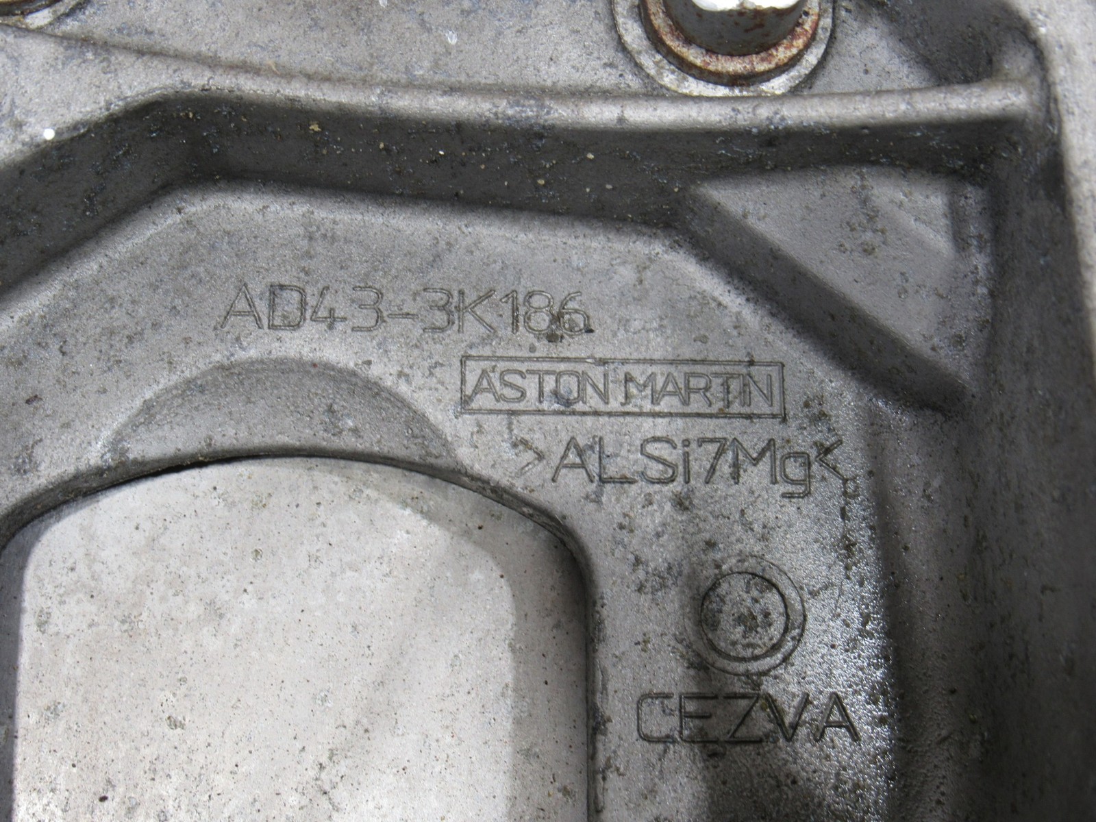 14-18 Aston Martin Vanquish 2014 Front Right Passenger Spindle Knuckle Hub Y2