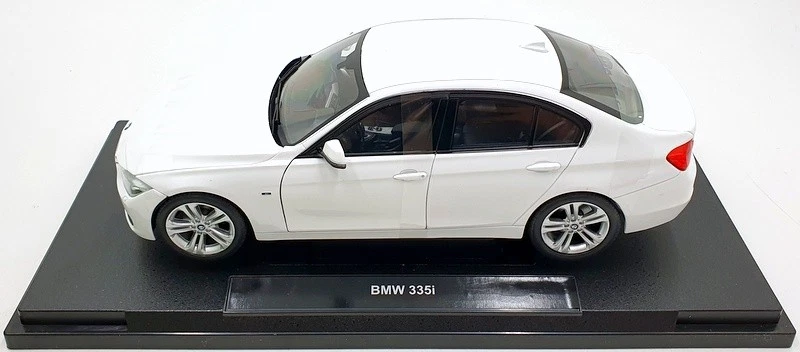 Welly 1/18 Scale Diecast 18043W - BMW 335i Saloon - White - Image 2 of 4