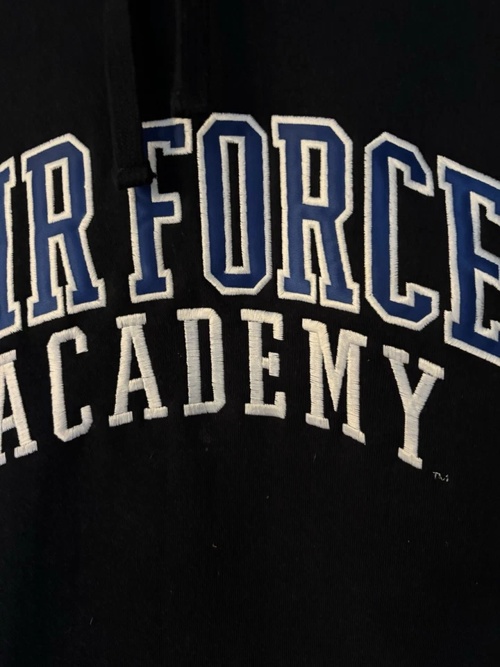 Sudadera con capucha bordada de la Academia de la Fuerza Aérea de los Estados Unidos talla grande. Foto 4 de 4