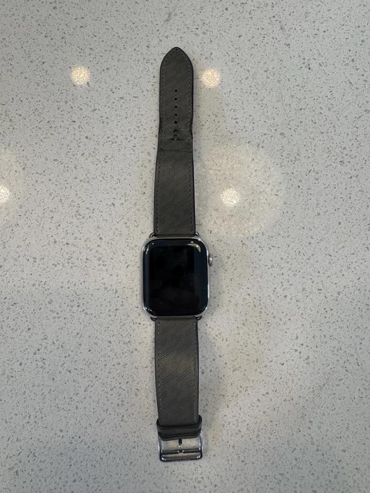 Apple Watch Series 8 Hermès 45 mm Stainless Steel GPS – Authentic Hermès Leather - Image 2 of 4