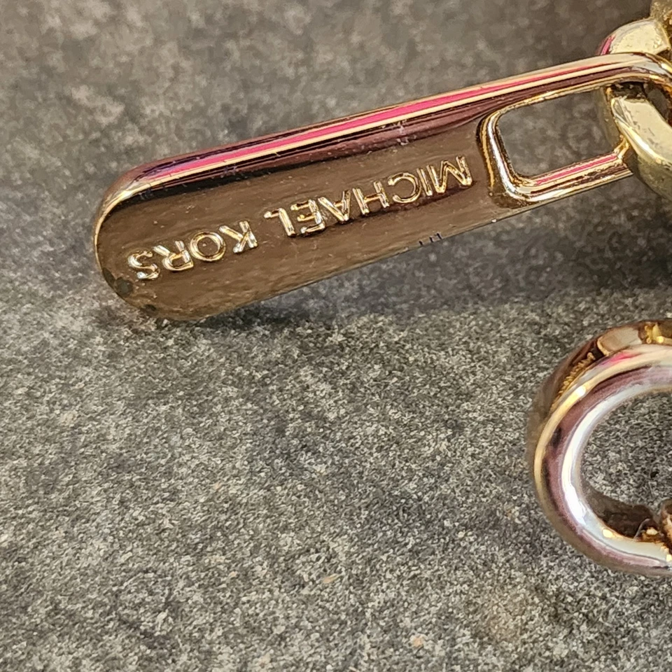 Cartera Muñequera Michael Kors Cremallera Alrededor Marrón Borgoña Monograma Lona Recubierta Foto 3 de 4