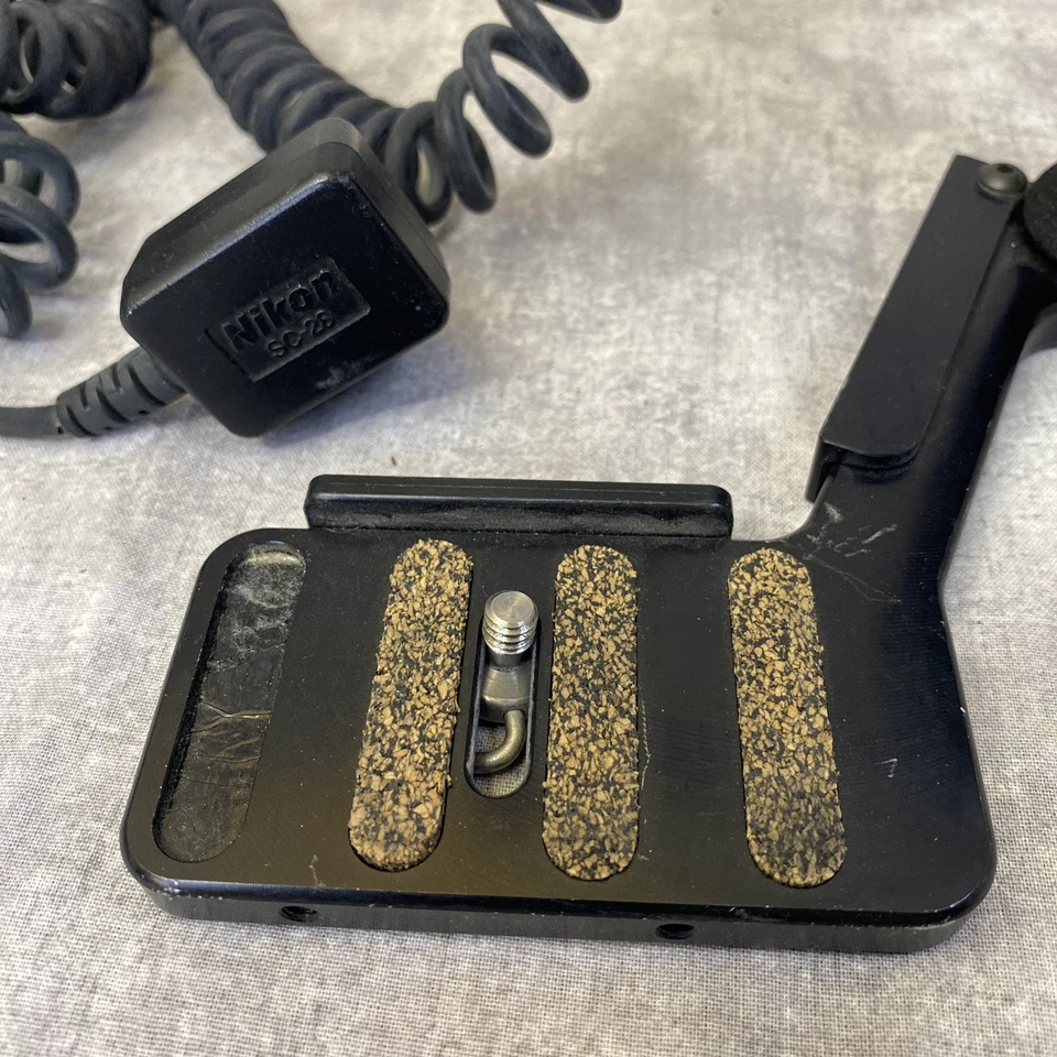 Custom Brackets CB Junior Flash Rotating Bracket Kit With Removable Nikon Cord - Image 2 of 4