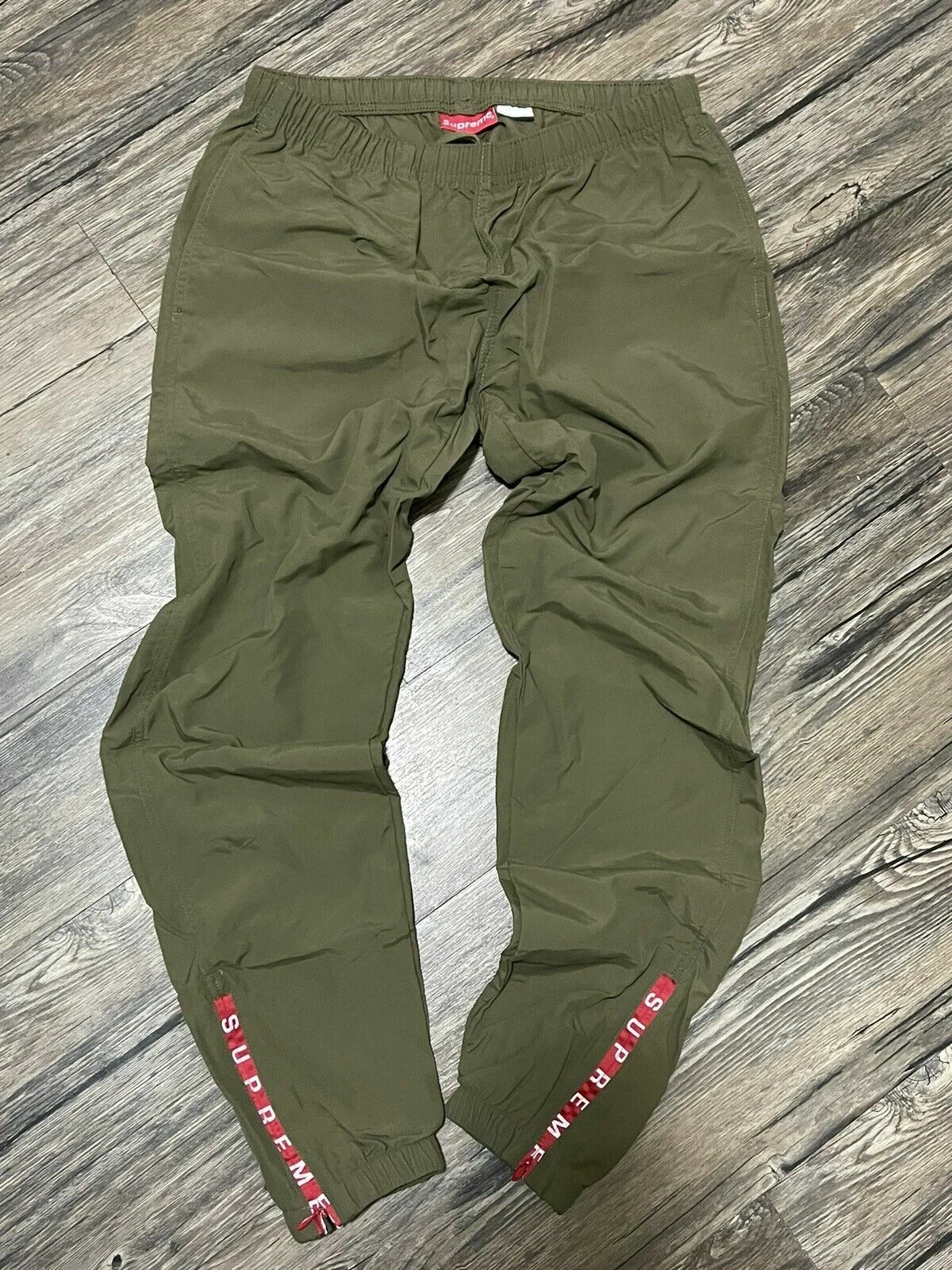 AJUSTEMENT MINCE ! Pantalon d'échauffement Supreme taille Petite Olive FW21 Supreme New York 2021