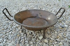Beau faitout ou bassine ancienne en cuivre sur pieds en fer forgé
