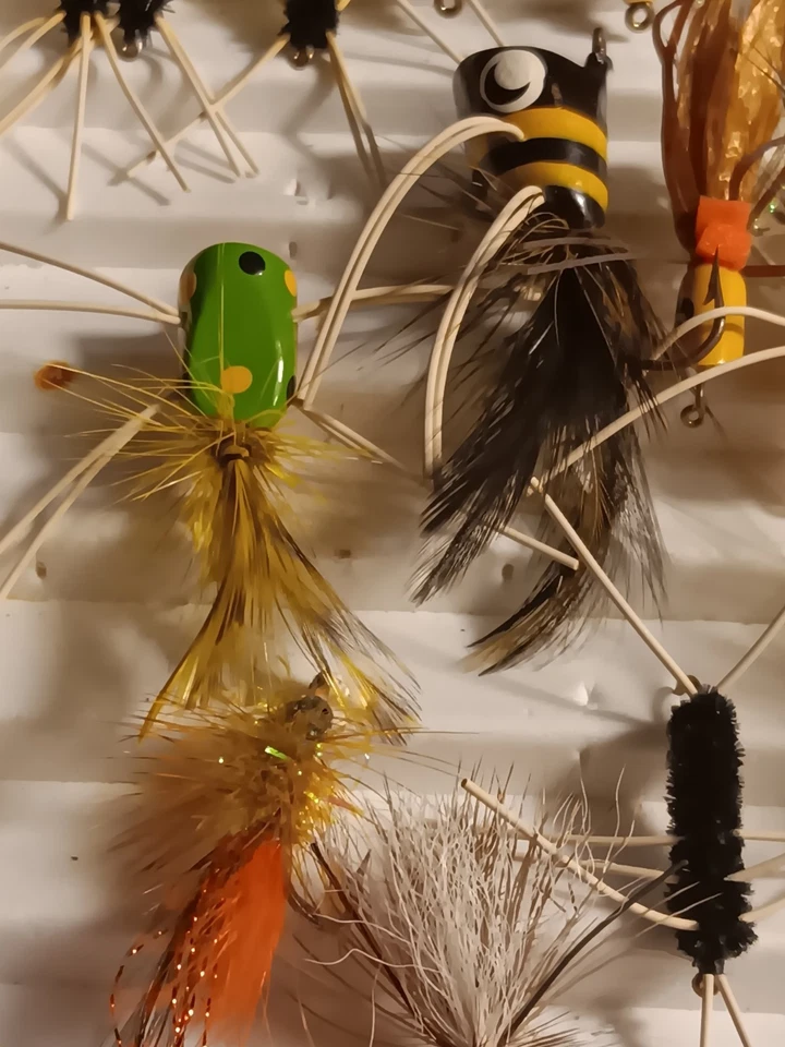 Caja de pesca con mosca cargada con 35 señuelos de pesca con caña de mosca Foto 4 de 4