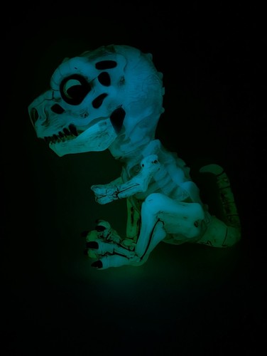 Fingerlings DOOM Untamed Bonehead T-Rex Glow in the Dark Interactive Dinosaur - Picture 10 of 11