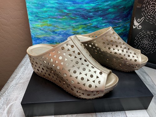Sandalias cómodas con patrón de círculo de oro metálico NUEVO CON CAJA Refresh talla 8 - Imagen 3 de 10
