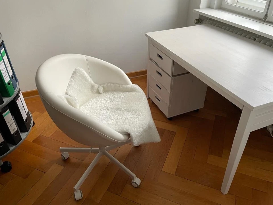 Weißer hochwertiger Holzschreibtisch + Drehstuhl