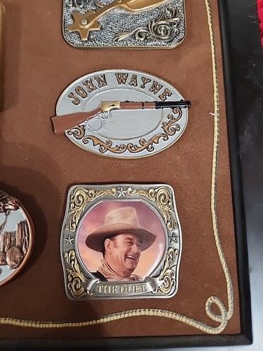 JOHN WAYNE GÜRTELSCHNALLE SAMMLUNG GERAHMT LOT 13 STÜCK WESTERN FILMSTAR COWBOY - Bild 6 von 9