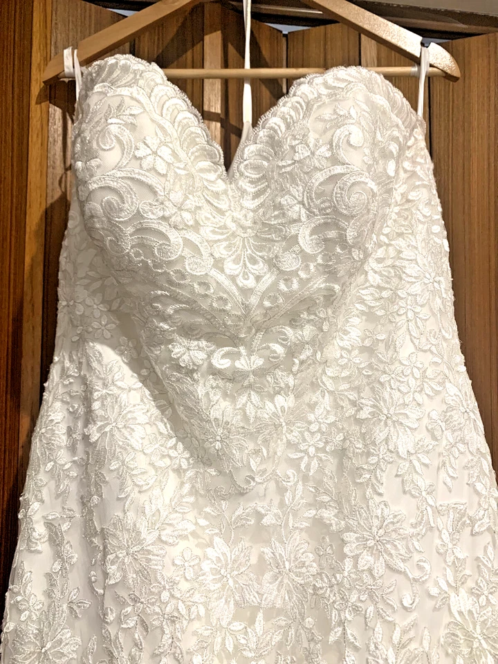 Intricate ivory wedding gown/dress, corseted, zip/buttons, mermaid, with train - image 4 of 4