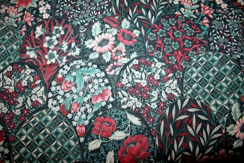DECORATED FLORAL CLAMSHELLS BY JOAN KESSLER - 100% COTTON FABRIC - Picture 3 of 5