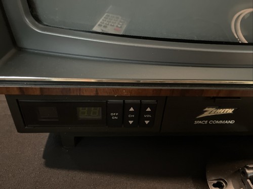 Zenith Space Command CRT TV SD1315W 13" w/ Remotes Color Retro Gaming Wood Grain - Picture 2 of 15
