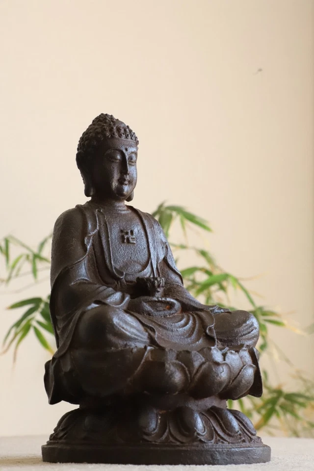 Estatua china de Buda Shakyamuni sentado de hierro fundido sobre base de loto - estilo antiguo Foto 4 de 4