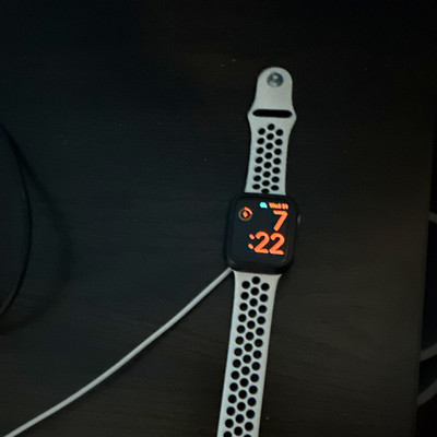 Apple Watch SE Nike 44mm Black Aluminum Case White Silicone Band Heart Rate