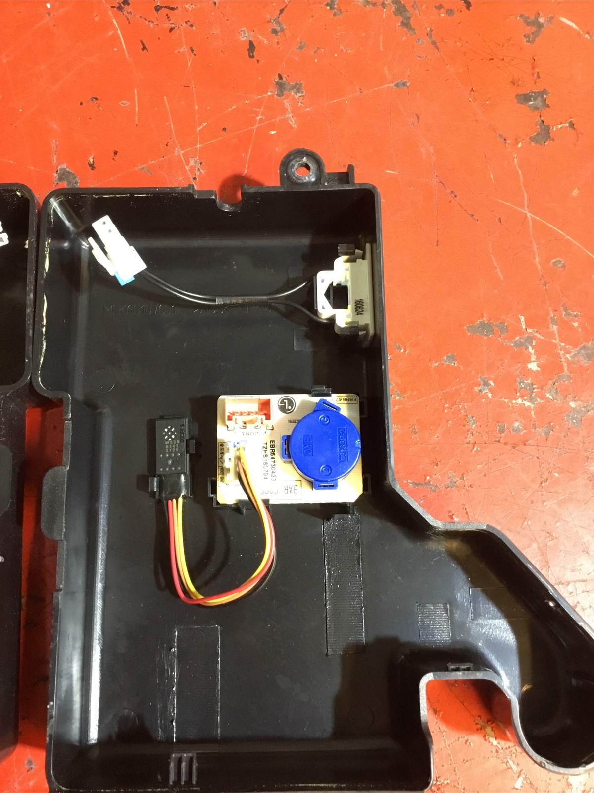 LG REFRIGERATOR DOOR HINGE ((SET L &R)) P/N MCK68187606 MCK68412402 (322)