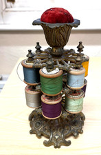 Viktorianisch Messing 2 Ebenen 12 Spulen Baumwollrolle Fadenhalter Nadelkissen Antik