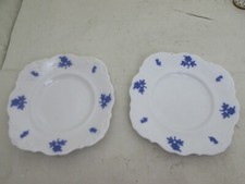 Zwei antike Porzellan Teller mit erhabenen blauen Blumenmotiven, evtl. schottisch?