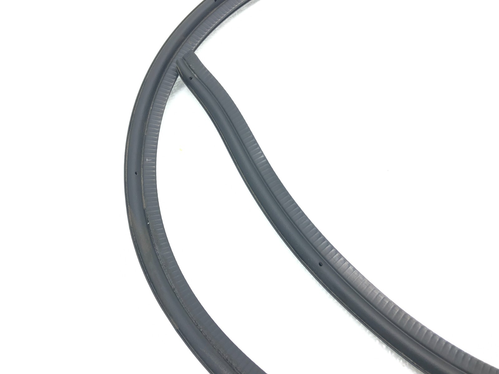 2017-2022 MASERATI LEVANTE HOOD BONNET WEATHERSTRIP SEAL OEM.