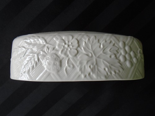 C-970 Mikasa English Countryside Covered Buttler Dish with Embossed Grape Leaves - Picture 4 of 5