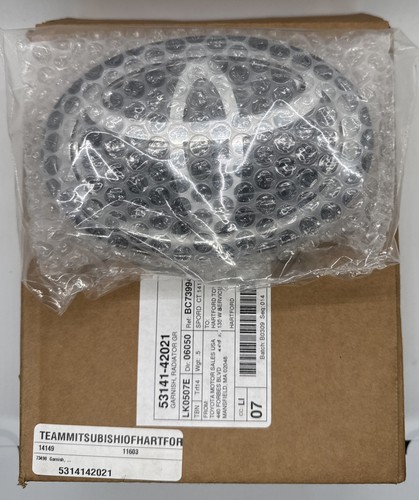 Toyota Highlander-CH-R Corolla Avalon — Emblem Logo Radar 16-19 OEM 53141-42021 - Picture 2 of 3