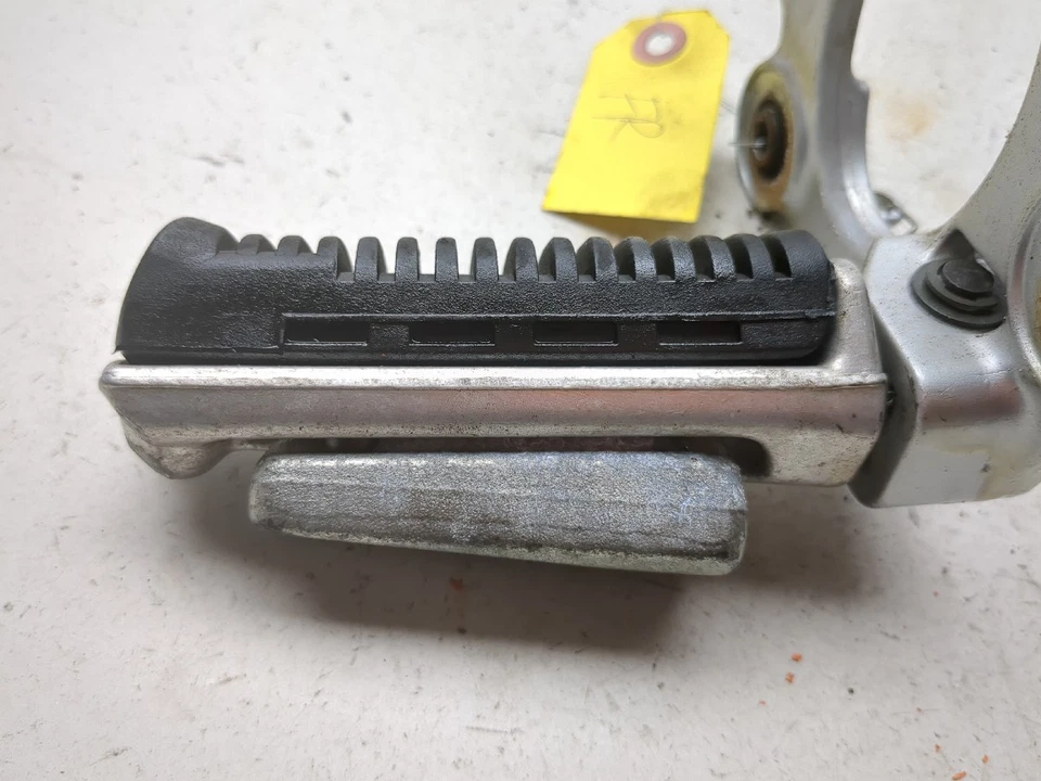 98-06 Suzuki Katana GSX 600 750 Juego trasero derecho clavija de pie del conductor Foto 3 de 4