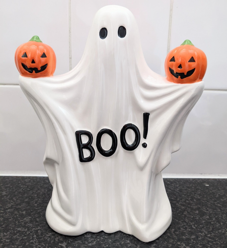 Gruseliges Halloween Geist hält Kürbisse Keramik Ornament