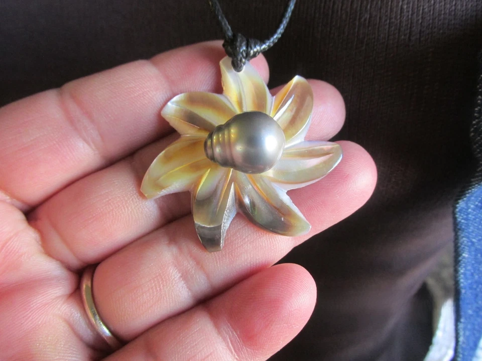 Mother of Peral & Baroque 珍珠吊坠皮革 25 英寸项链  — 第 2/4 张图片