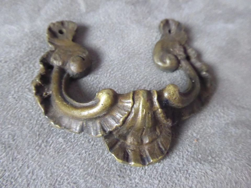 QUATRE JOLIES POIGNEES en bronze d'ameublement. Anciennes. - Photo 2/4