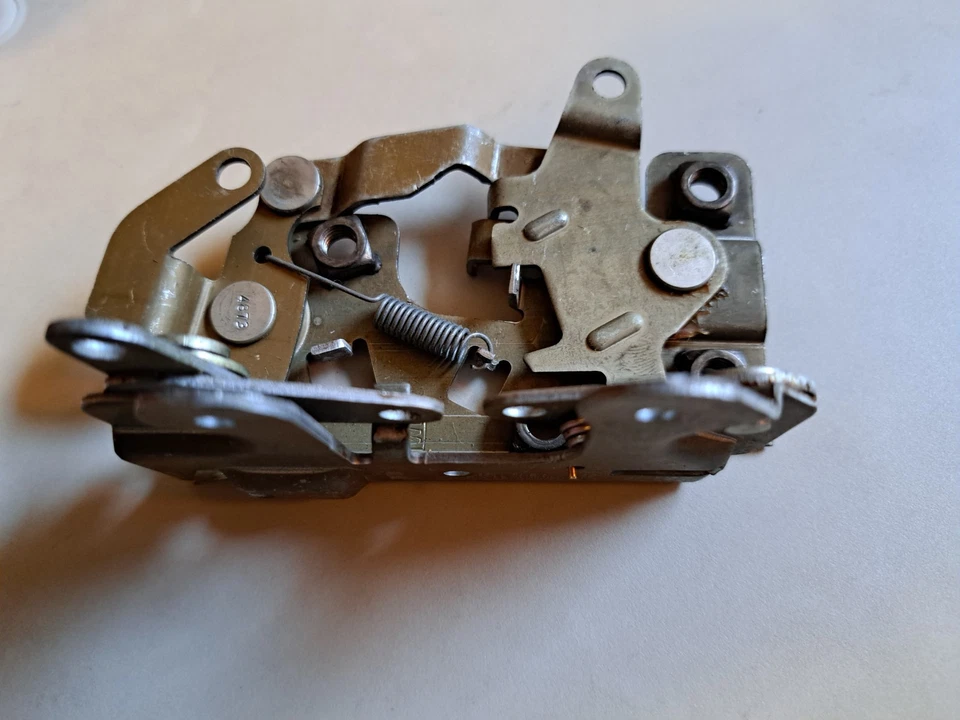 Новый из старых запасов замок левой двери Jaguar XJ6  - Изображение 3 из 4