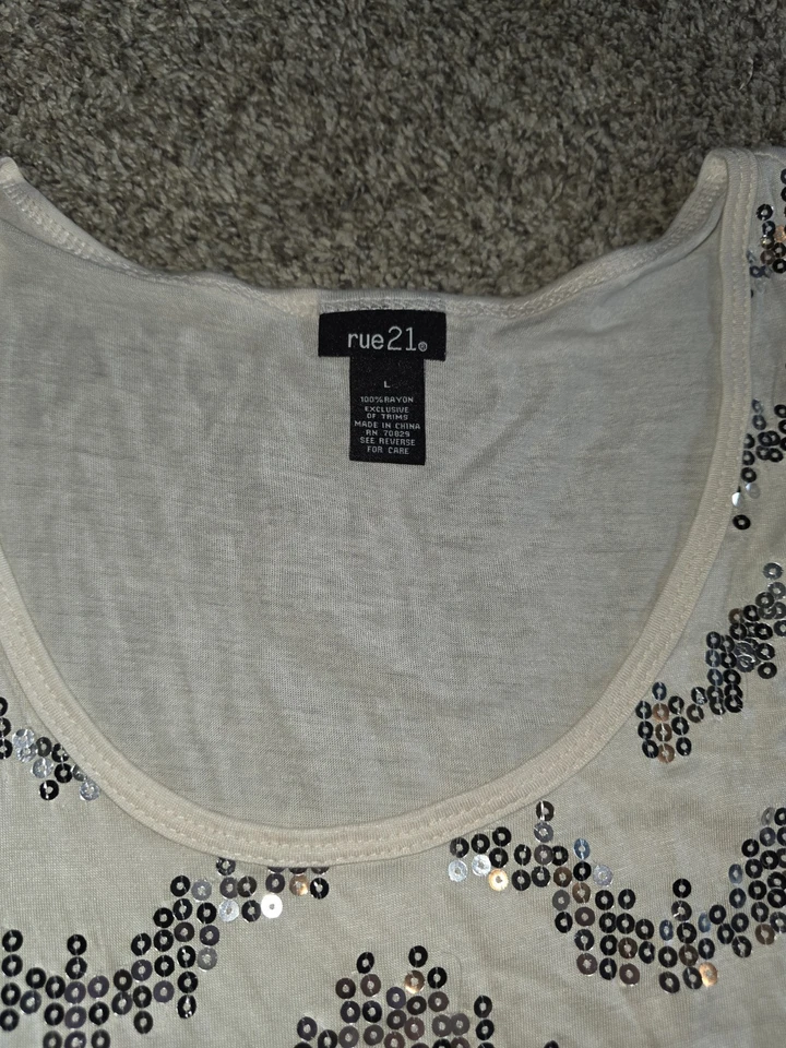 Camisa para mujer Rue 21 sin mangas blanca y plateada con lentejuelas talla L Foto 2 de 2