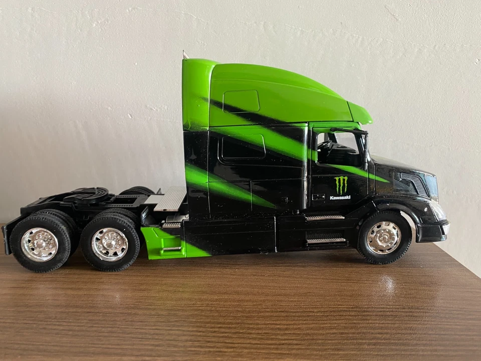 1:32 Volvo Kawasaki Truck Diecast Model Toy Newray - Image 4 of 4