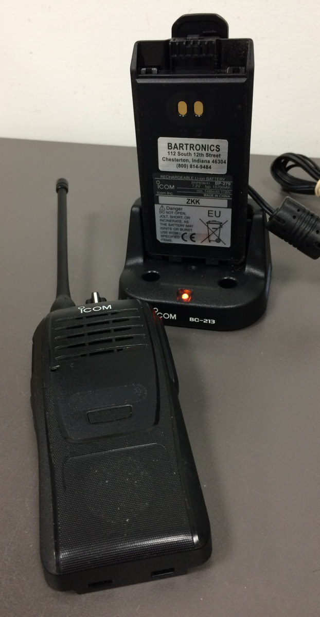 ICOM IC-F2000, UHF 406-470 MHz, 128 CH, Battery, Antenna, Charger