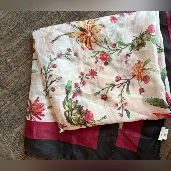 Chan Luu Bufanda Seda Floral Negro Rojo Foto 3 de 4