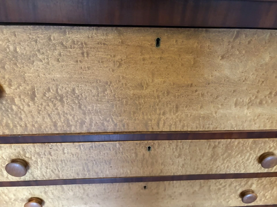 Gorg. Cómoda antigua federal de arce rizado y caoba del siglo XIX con remates de caña Foto 4 de 4