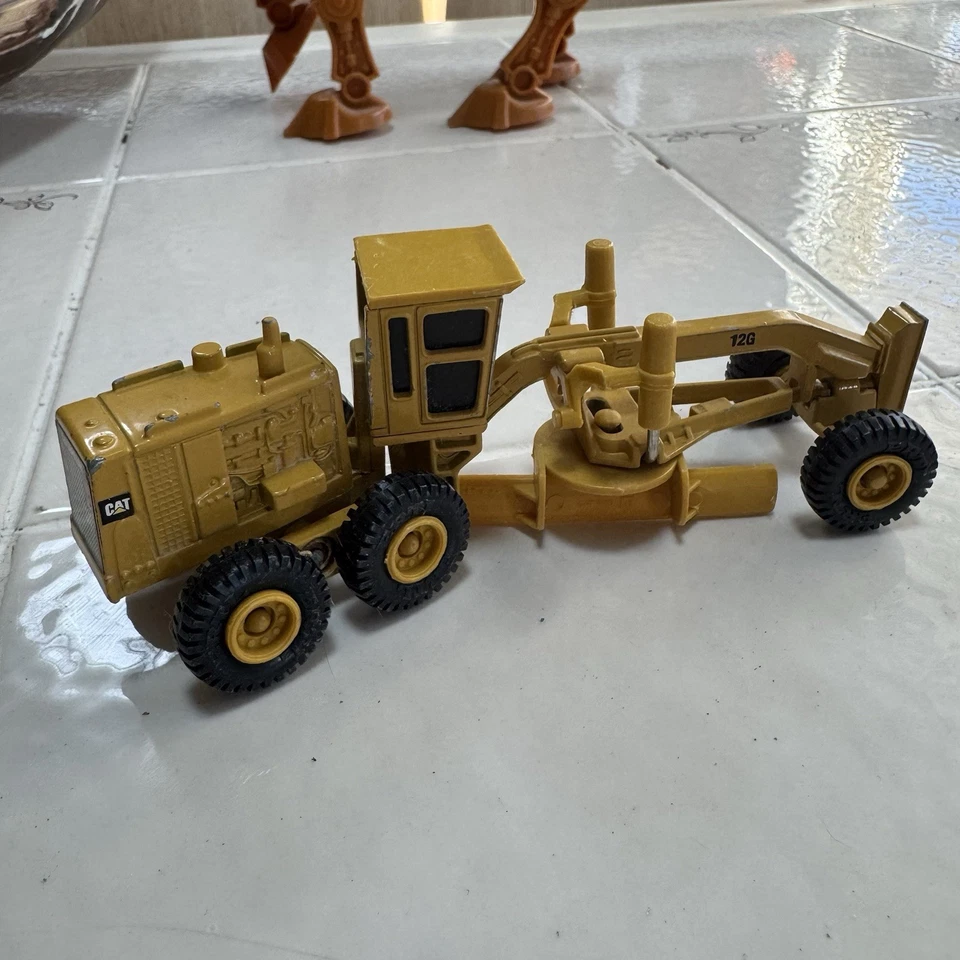 ERTL Caterpillar Tractor motor road grader construction rare 1/64 Vintage - Image 3 of 4