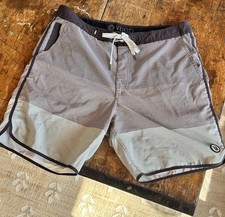 Vuori Cruise Boardshorts, Smoke Wave Stripe Sz 33 Great Condition