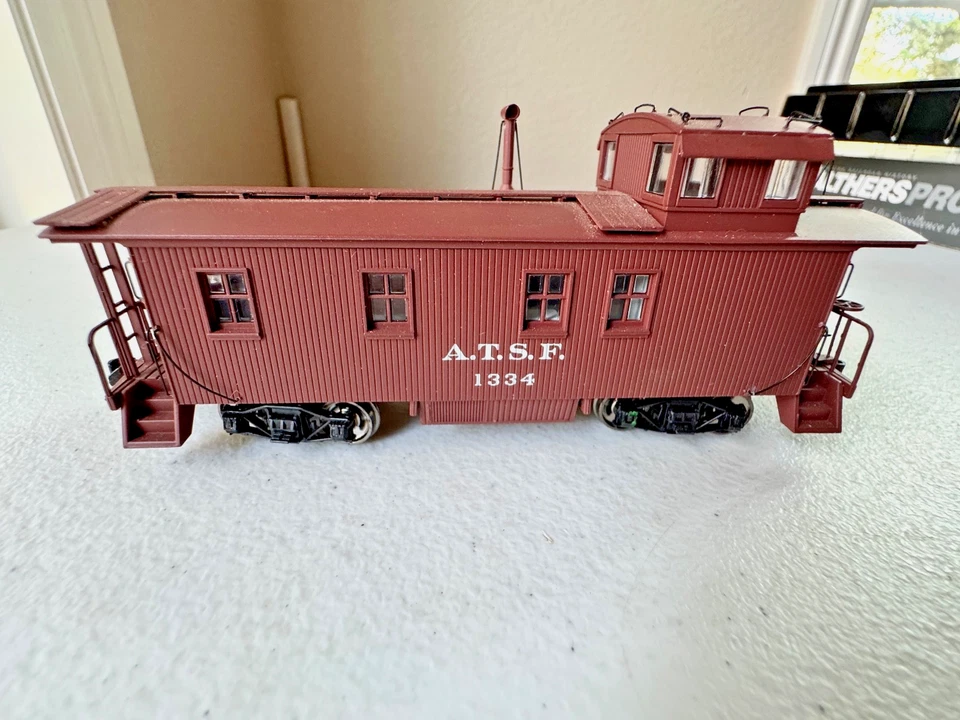 Walthers Proto #920-103202 HO 30' ATSF Wood Caboose #1334 w/box - EC - Image 4 of 4