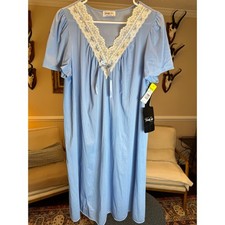 VTG Vanity Fair Bluebell Lace Trim Nightgown V-Neck Short Sleeve Grandmacore