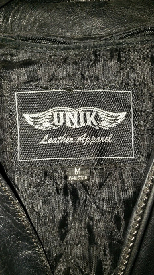 Chaqueta de cuero para mujer y gorras a juego talla M. La chaqueta tiene forro con cremallera.  Foto 3 de 3