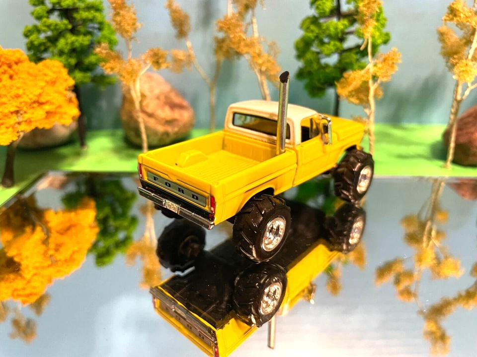 1/64 Custom Lifted, Farm Toy, 1972 Ford F-100 4WD, Working Hood Soft Yellow - Image 3 of 3