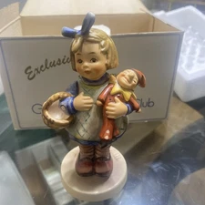 Goebel Hummel Exclusive Edition No.7 1981 Girl with Doll Figurine w/Box